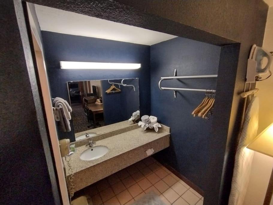 Osu King Bed Hotel Room 109 Wi-Fi Booking Stillwater Esterno foto