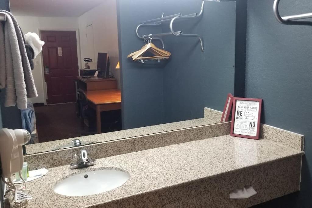 Osu King Bed Hotel Room 109 Wi-Fi Booking Stillwater Esterno foto