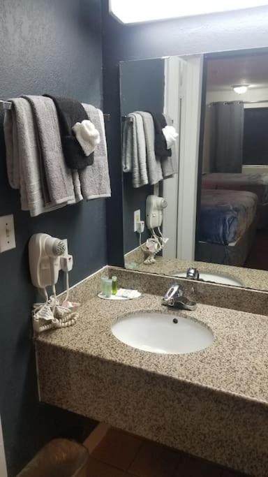 Osu King Bed Hotel Room 109 Wi-Fi Booking Stillwater Esterno foto